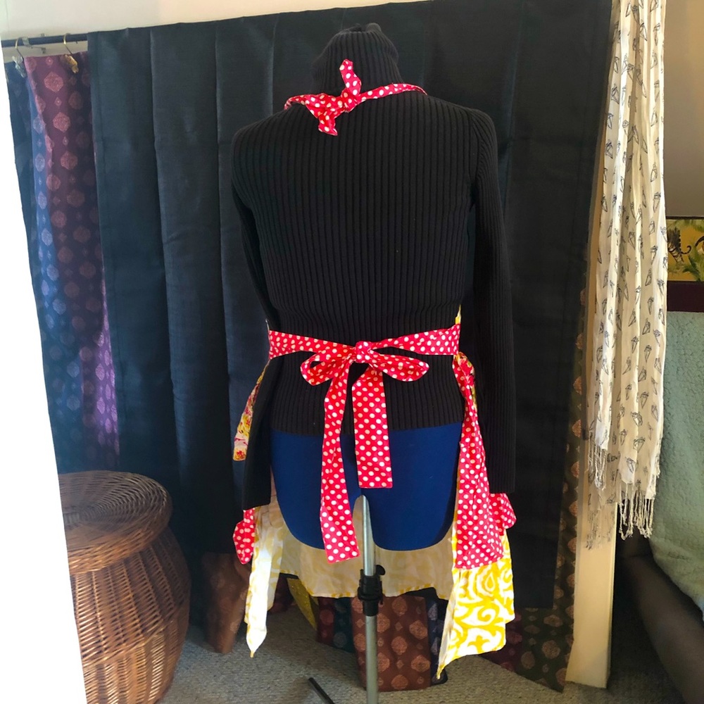 Most fab pier 1ruffled apron polka dots & roses - Picture 4 of 9